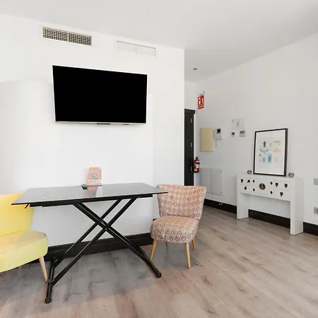 Unique Rosaleda Cerca Museo Picasso Apartahotel 3*